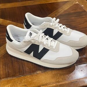 NEW BALANCE 237 SNEAKER (New)
Men’s White and Black Retro-Inspired 237 Sneakers